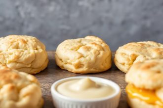 بسكويت تشيدر باي بطعم ريد لوبستر، ذهبي وهش، مُزَيَّن بأعشاب وزبدة ذائبة