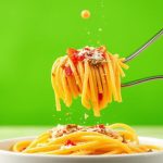 أطفال يستمتعون بباستا بصلصة طماطم لذيذة وسهلة التحضير