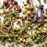 أعشاب مجففة ومقرمشة على منخل خشبي تُظهر جفافًا مثاليًا