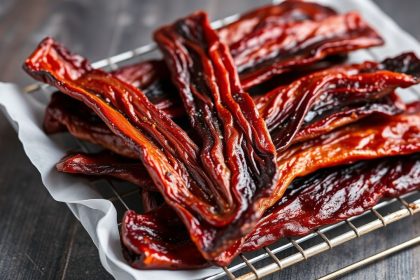 شرائح لحم جاف ذهبية على رف تجفيف مع مقياس حرارة