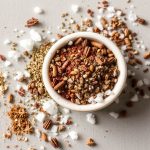 أيدي تمزج توابل في طبق لإصلاح خليط مالح جداً