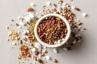 أيدي تمزج توابل في طبق لإصلاح خليط مالح جداً