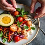 طبق ملون متوازن يظهر مكونات طازجة لوجبة صحية ومتكاملة