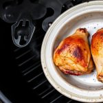 أفخاذ دجاج مدخنة، طرية وعصيرية، مرتبة على لوح تقديم