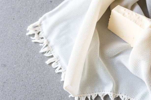 شاش الجبن ناعم ممدود فوق وعاء لتصفية، صورة توضيحية لدليل أفضل