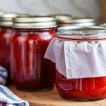 جرار باينت ممتلئة بصلصة طماطم منزلية للحفظ طويل الأمد