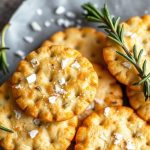 مقرمشات بإكليل الجبل وملح البحر مرتبة على لوح خشبي ريفي