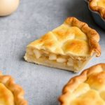 فطيرة تقليدية في وعاء بقشرة زبدة متقشرة وذهبية، مريحة ودافئة