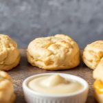 بسكويت تشيدر باي بطعم ريد لوبستر، ذهبي وهش، مُزَيَّن بأعشاب وزبدة ذائبة