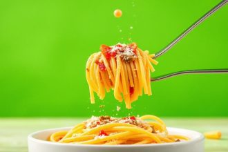 أطفال يستمتعون بباستا بصلصة طماطم لذيذة وسهلة التحضير