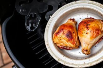 أفخاذ دجاج مدخنة، طرية وعصيرية، مرتبة على لوح تقديم