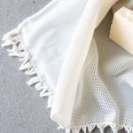 شاش الجبن ناعم ممدود فوق وعاء لتصفية، صورة توضيحية لدليل أفضل