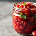 وعاء تشاتني الراوند الحامض مع ملعقة وخطوات تحضير